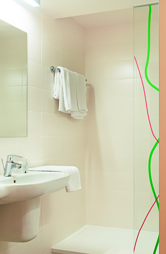 Bathroom 5, ibis Styles Lleida Torrefarrera, Lleida