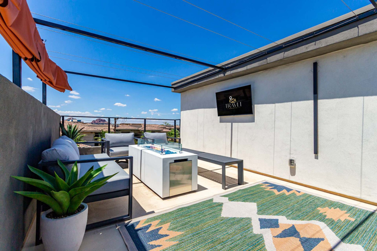 Room 3, Papago Lux Townhouse 4level Oasis w Rooftop Lounge, Maricopa