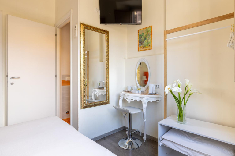 Bedroom 3, Temple View, Roma