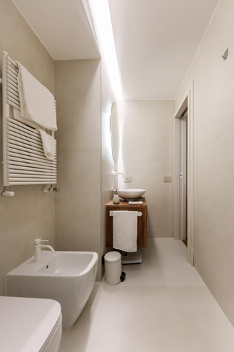 Bathroom 2, Alfonsina Guest Room, Napoli