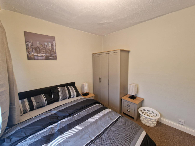 Others 5, Loola's House, Manchester