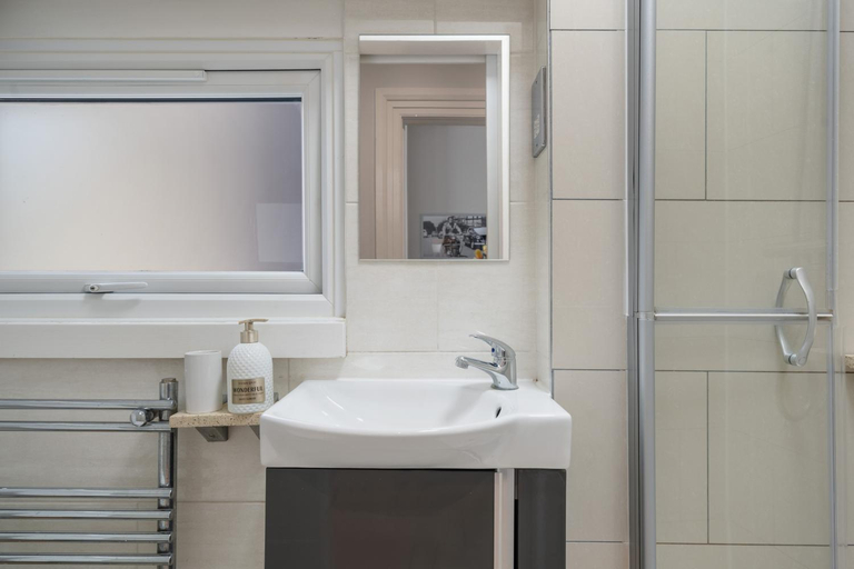 Others 4, Modern Studio Apartment, London