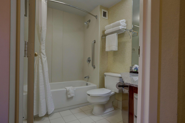 Bathroom 5, Surestay Plus By Best Western Chicago Lombard, Dupage