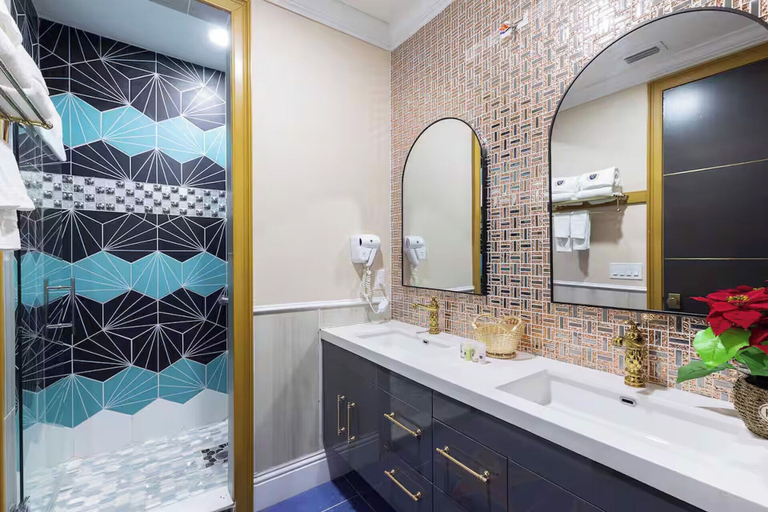 Bathroom 4, Luxury Mansion w Pool Sleeps 60, Polk