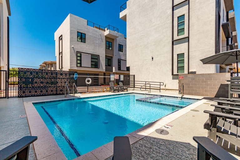 Room 4, Papago Lux Townhouse 4level Oasis w Rooftop Lounge, Maricopa