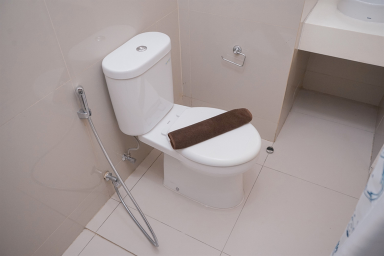 Bathroom 5, Modern and Homey Studio Apartment Tree Park City BSD By Travelio, Tangerang Selatan