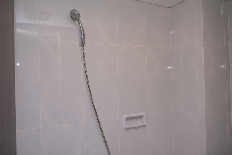 Bathroom 5, Cozy and Homey Studio at Serpong Garden Apartment By Travelio, Tangerang