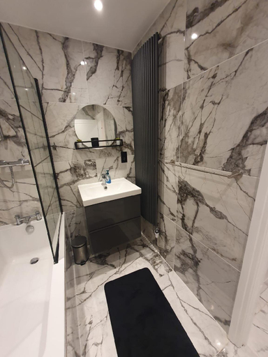 Bathroom 3, Family-Friendly Tottenham Stay | Parking & Wi-Fi, London
