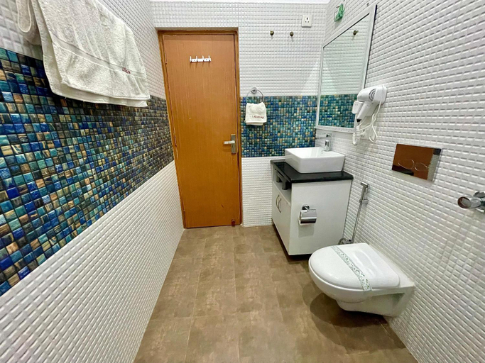 Bathroom, La Curcuma Luxury Homestay, Khajuraho, Chhatarpur