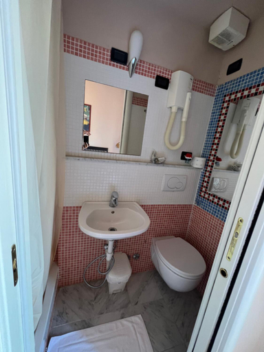 Bathroom 3, Locanda Lorena, La Spezia
