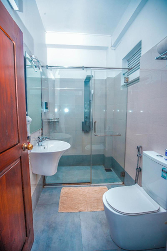 Bathroom 3, 88th ELLA, Ella