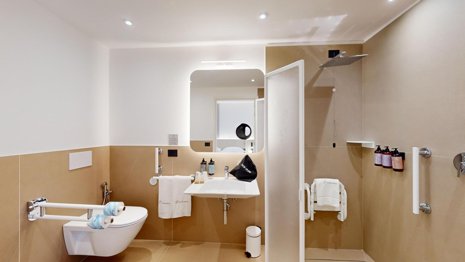 Bathroom 4, PRIMO OSTUNI HOTEL, Brindisi