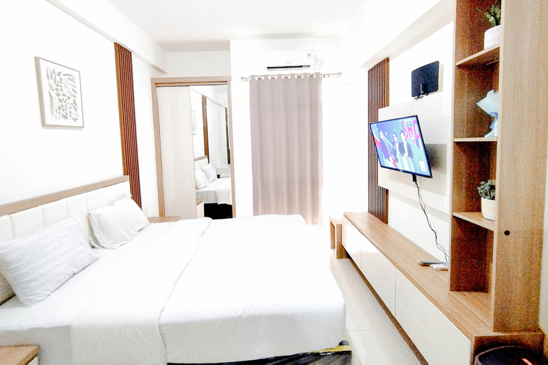 Tranquil Studio Room at Bale Hinggil Apartment By Travelio, Surabaya