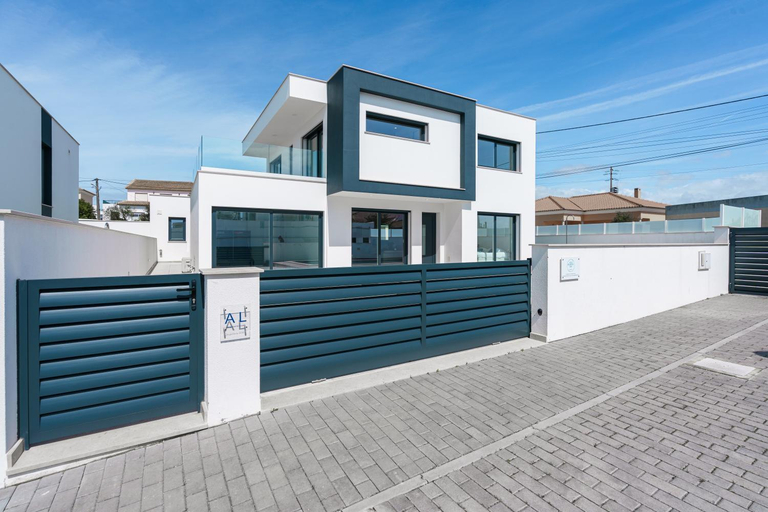 Exterior & Views