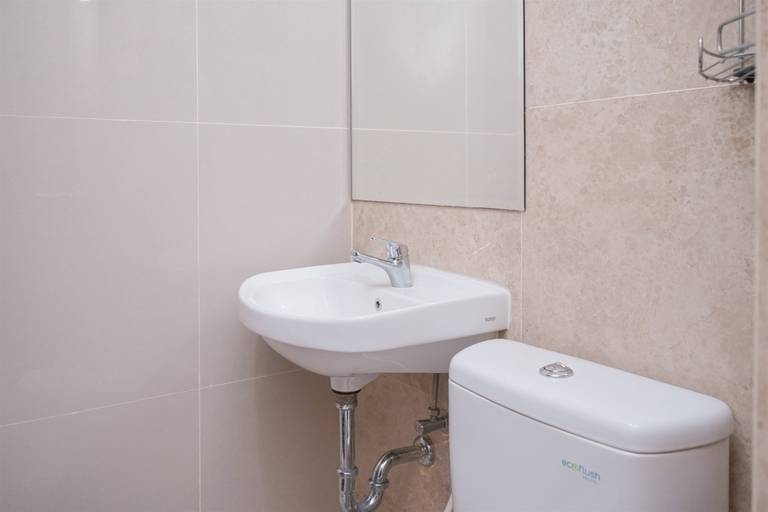Bathroom 5, Cozy Studio Apartment at Transpark Bintaro By Travelio, South Tangerang