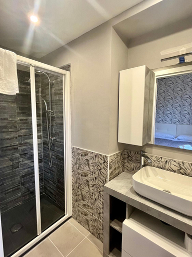 Shower 5, B&B Dimora Emily, Palermo