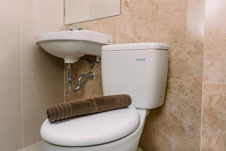 Bathroom 5, Comfort and High Floor Studio Room at Transpark Bintaro Apartment By Travelio, Tangerang Selatan