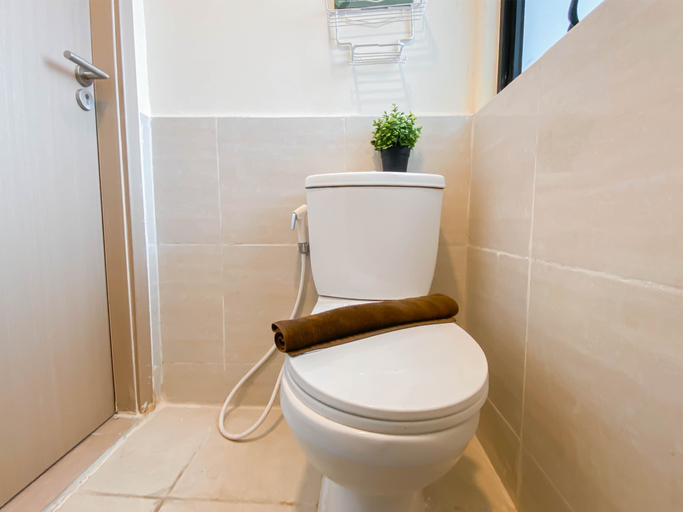 Bathroom 5, Comfy Stay Studio Room at Meikarta Apartment By Travelio, Cikarang