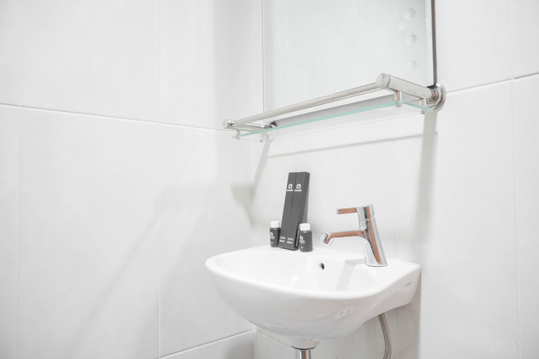 Bathroom 5, Warm and Comfort Studio at Evenciio Margonda Apartment By Travelio, Depok