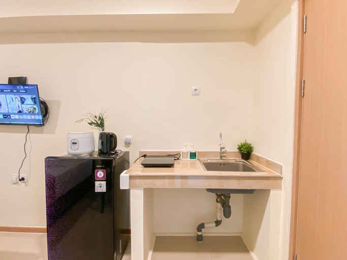 Bathroom 4, Compact and Homey Studio at Meikarta Apartment By Travelio, Cikarang