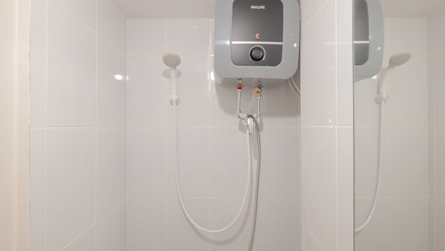 Bathroom 3, Restful and Minimalist Studio Room Tokyo Riverside PIK 2 Apartment By Travelio, Tangerang