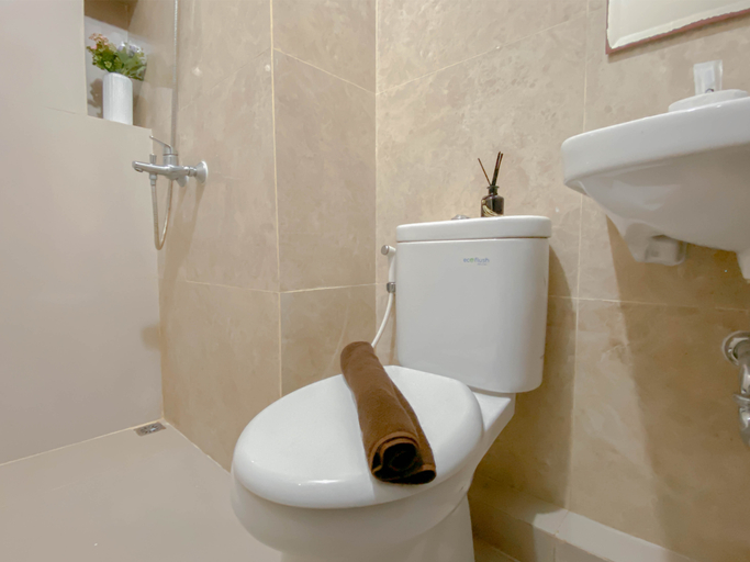 Bathroom 5, Homey and Tranquil 2BR Apartment Transpark Cibubur By Travelio, Depok