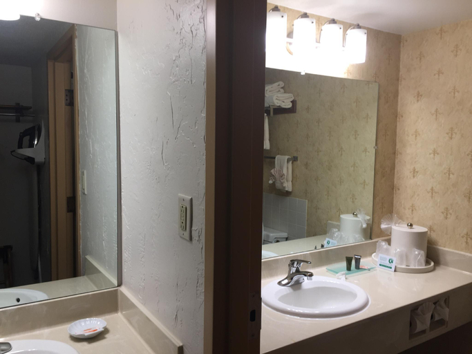 Bathroom 18