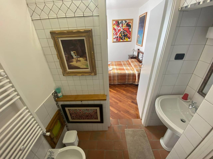 Bathroom 3, Villa Gallorosso, Florence