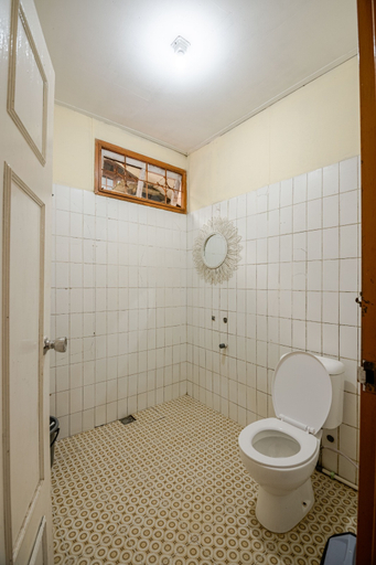 Bathroom 5, Villa Yumna 3 dekat Taman Safari, Bogor