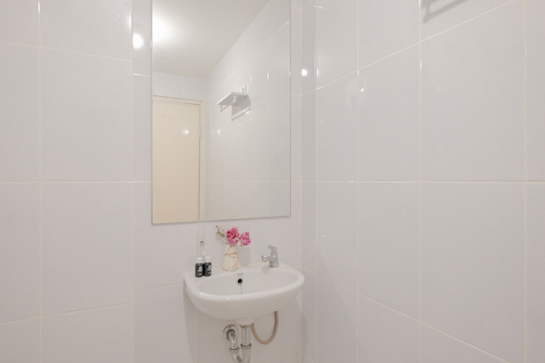 Bathroom 5, Spacious and Homey Corner 2BR Tokyo Riverside PIK 2 Apartment By Travelio, Tangerang
