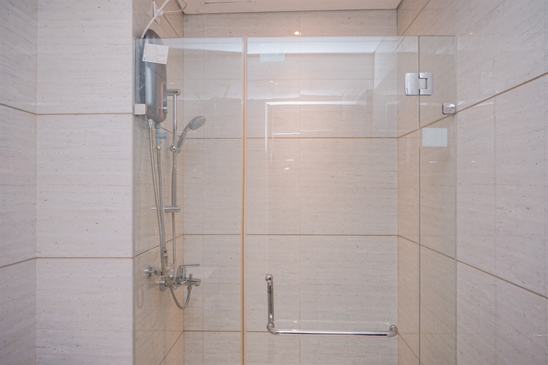 Bathroom 5, Comfy and Serene 1BR Apartment Brooklyn Alam Sutera By Travelio, Tangerang