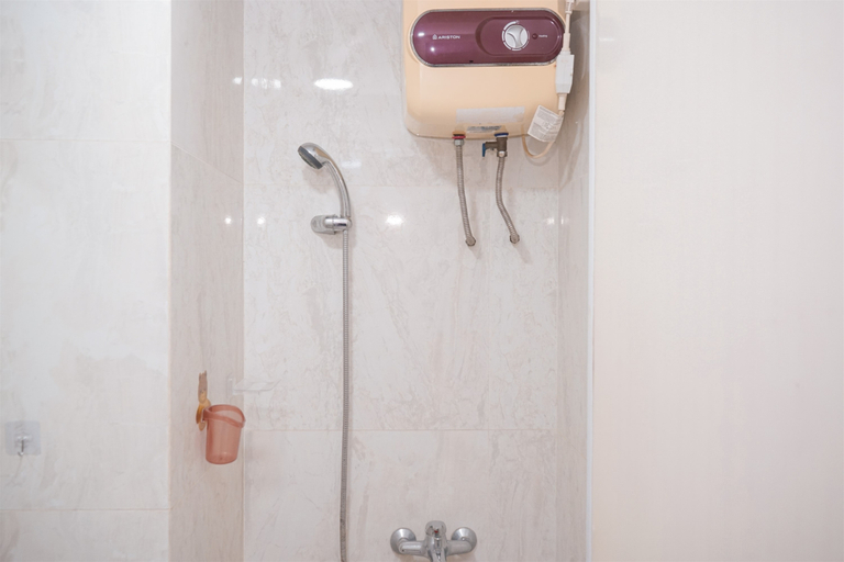 Bathroom 5, Pleasureable Studio Room at Serpong Greenview Apartment By Travelio, Tangerang Selatan