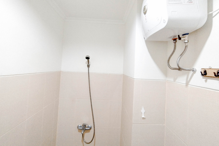 Bathroom 5, Tranquil Studio Room at Bale Hinggil Apartment By Travelio, Surabaya