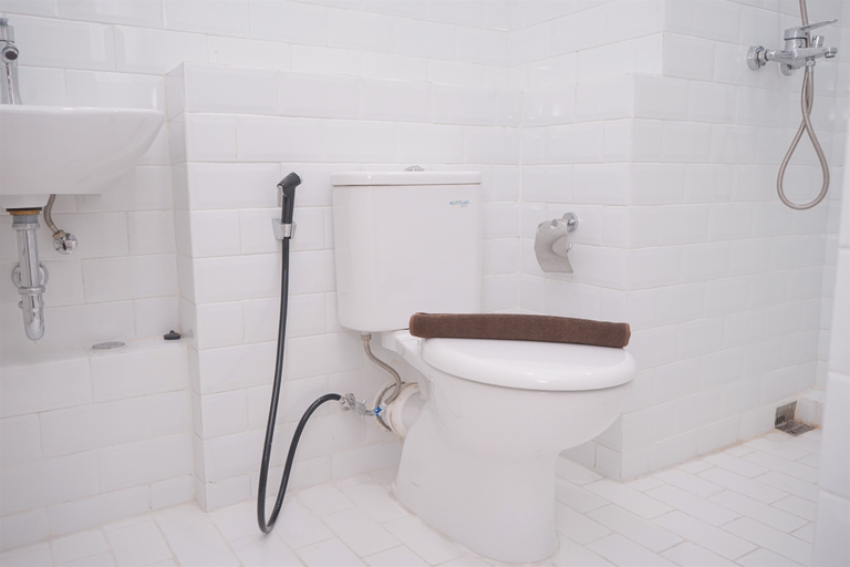 Bathroom 5, Great Choice Studio Loft at Kingland Avenue Apartment By Travelio, Tangerang