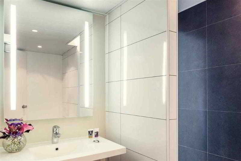 Bathroom 4, Mercure Paris Porte d'Orléans Hotel, Hauts-de-Seine