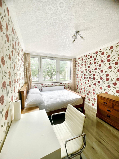 Others 2, Luxury 3 Bedroom Flat with Garden, London