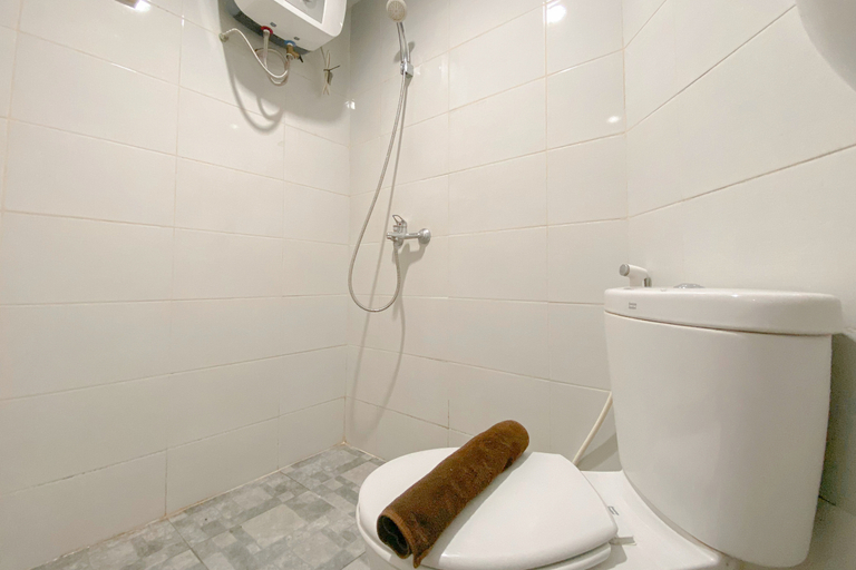 Bathroom 5, Best Deal and Cozy Studio Apartment Amartha View By Travelio, Semarang