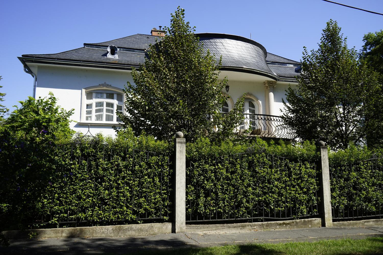 Exterior & Views
