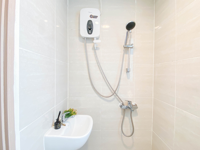 Bathroom 5, Compact and Homey Studio at Meikarta Apartment By Travelio, Cikarang