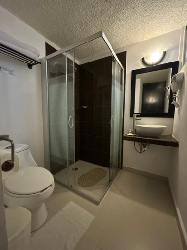 Bathroom 3, Choco's Hotel, Centro