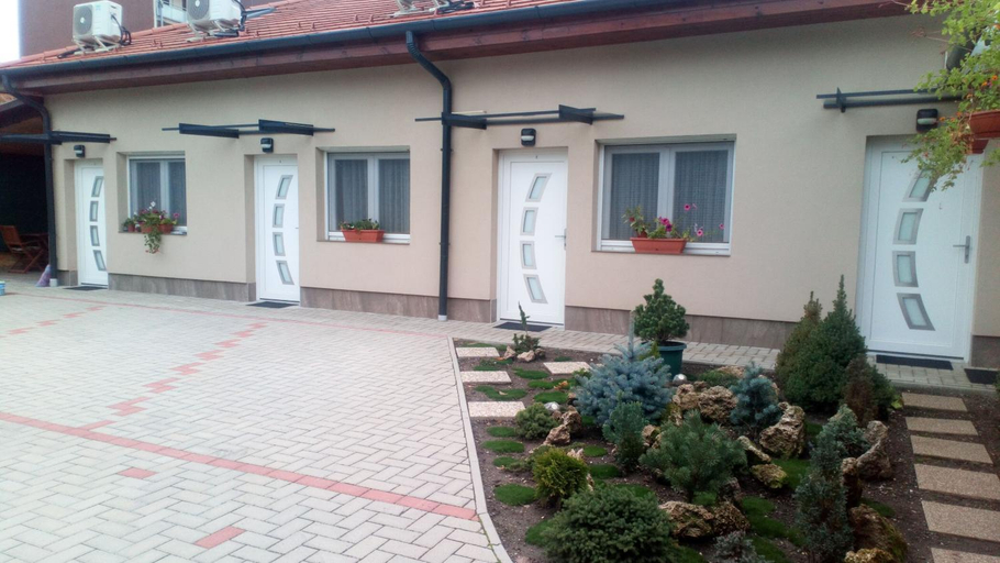 Others 4, Borostyan Vendeghaz Eger, Eger