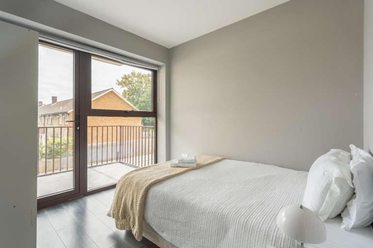 5, Modern double room with shared bathroom, London