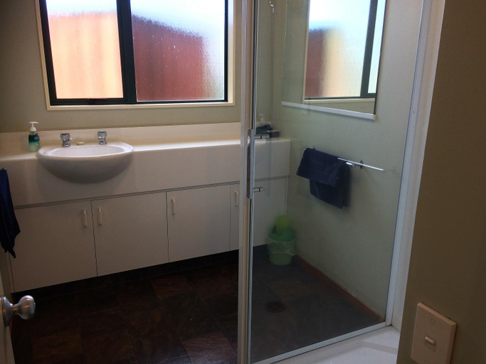Bathroom 3, Cedar Chalets and Barkers Lodge, Ashburton