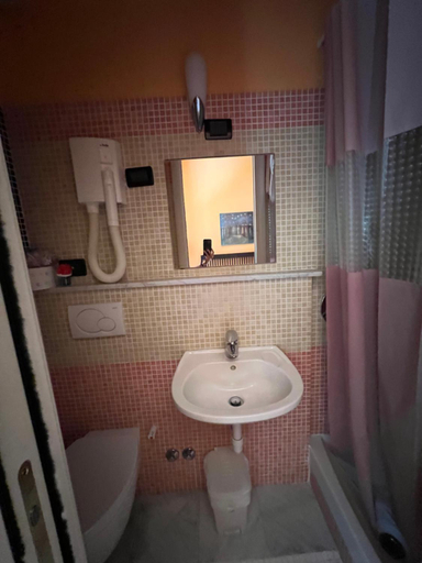 Bathroom 2, Locanda Lorena, La Spezia