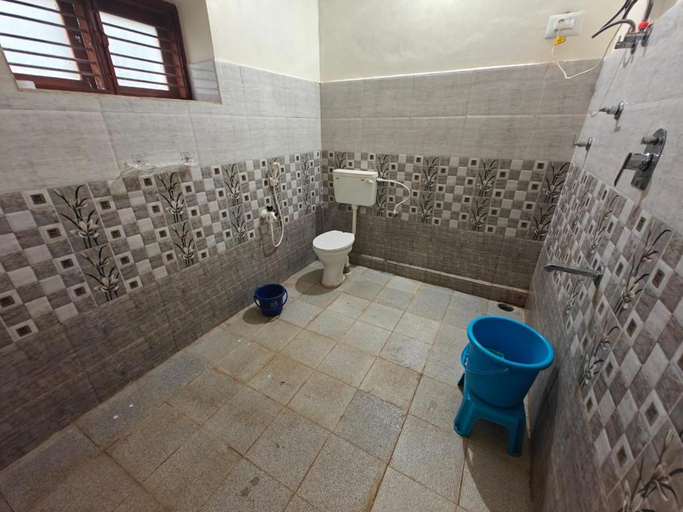 Bathroom 5, Dharinidhama Homestay, Kodagu