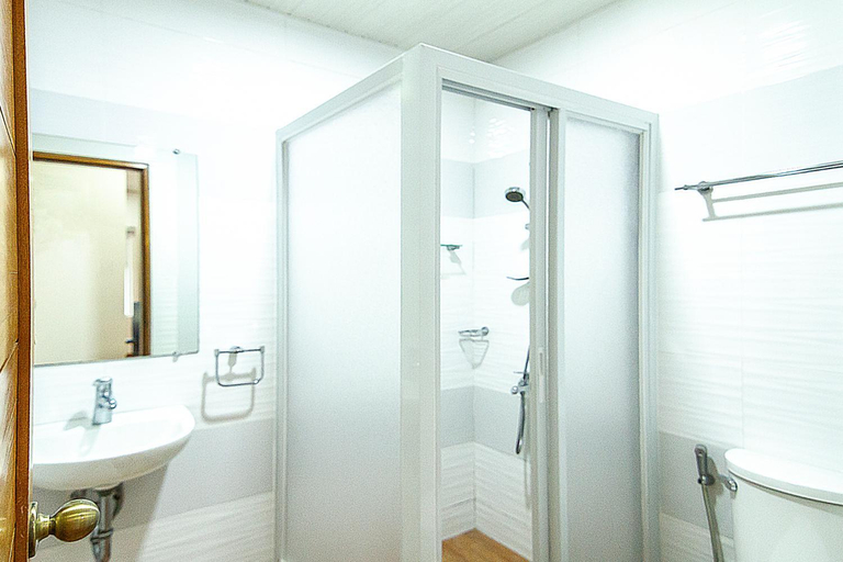 Bathroom 13