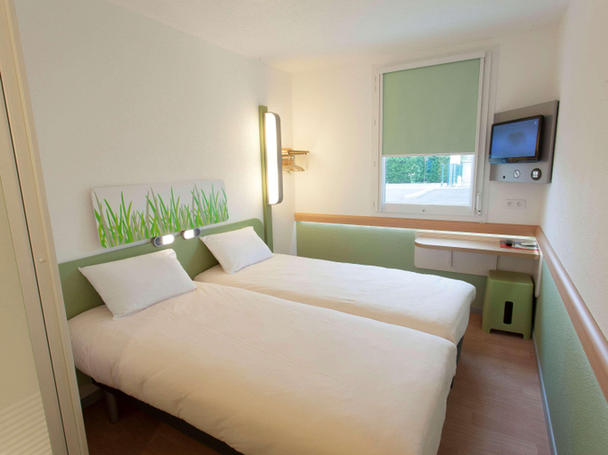Bedroom 4, ibis budget Cherbourg La Glacerie, Manche