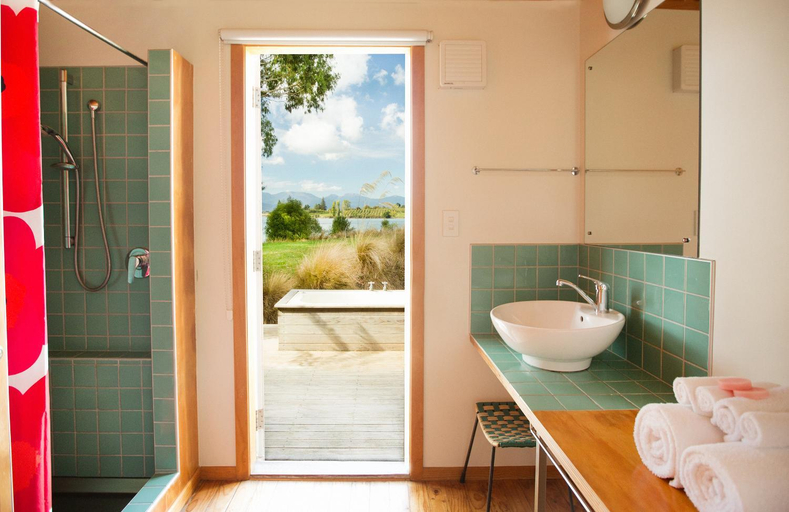 Bathroom 3, The Apple Pickers' Cottages, Tasman