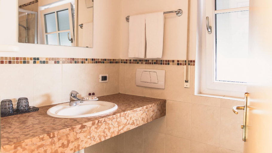 Bathroom 4, Hotel Villa Laurus-NEW, Bolzano