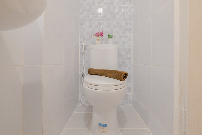Bathroom 5, Comfort and Warm Studio at Tokyo Riverside PIK 2 Apartment By Travelio, Tangerang